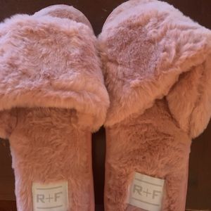 Women’s slippers from 2021 convention binge box